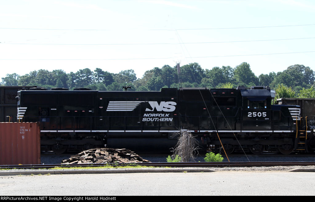 NS 2505 looks like it has been repainted recently